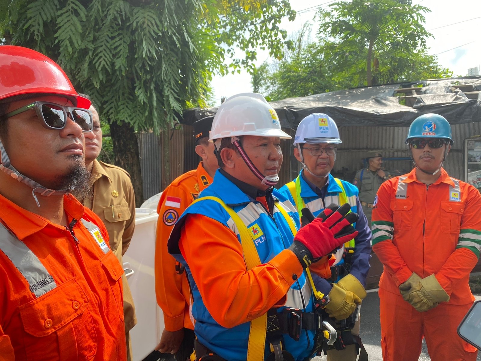 Bupati Jember, Hendy Siswanto, bersama stakeholder memulai pemangkasan, Selasa (24/1/2023). (Foto: Diskominfo Jember - ZONA INDONESIA)