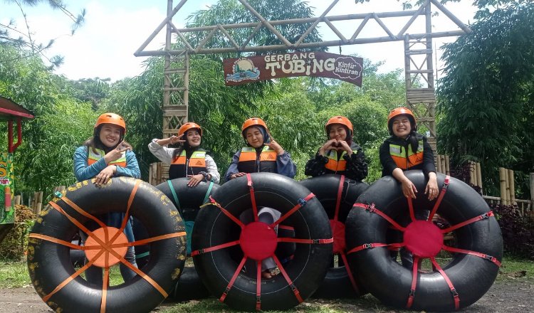 Wisatawan saat menjajal Seluncur Tubing di PPG Wisata Pinus Sidomulyo. (Foto: Istimewa - ZONA INDONESIA)