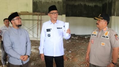 Wakil Bupati Jember, BM Firjaun Barlaman, saat meninjau gedung sekolah di Yayasan Imam Syafi'i. (Foto: Diskominfo Jember - ZONA INDONESIA)