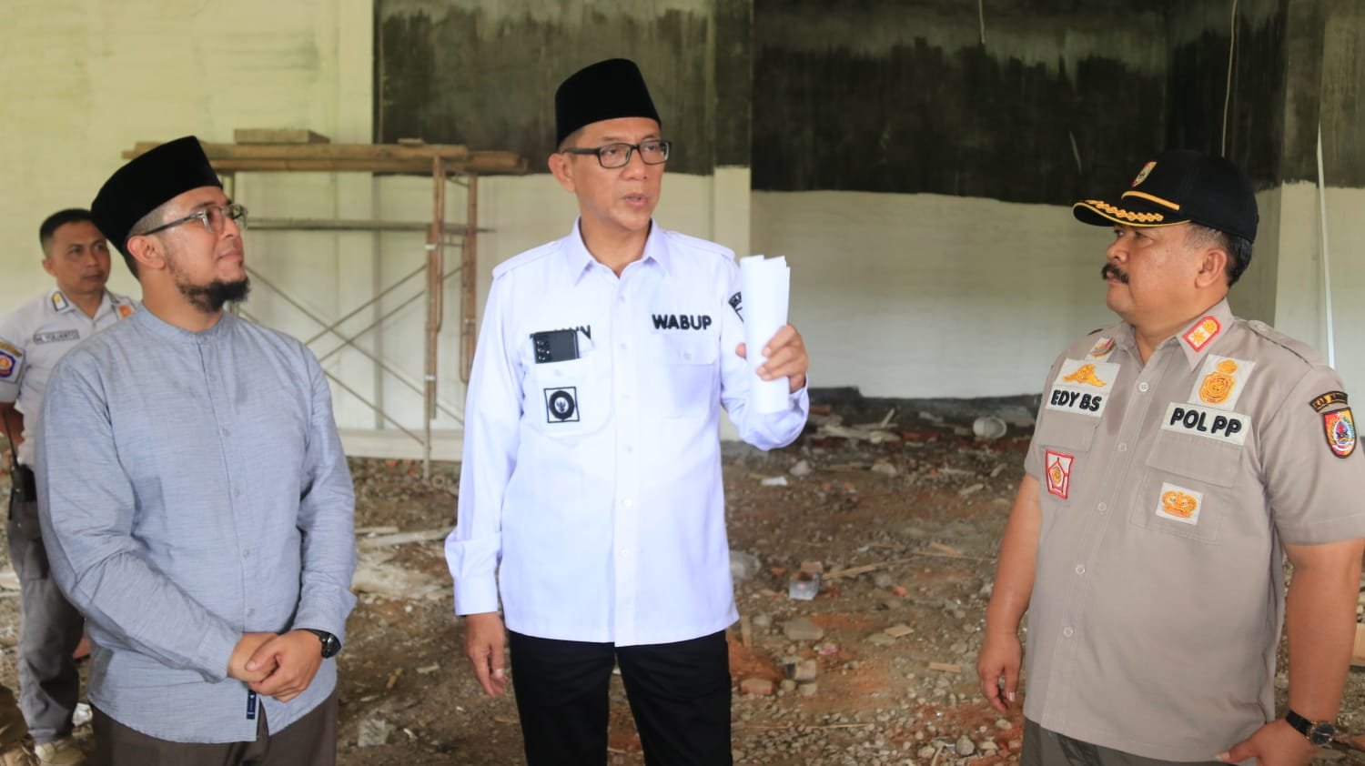 Wakil Bupati Jember, BM Firjaun Barlaman, saat meninjau gedung sekolah di Yayasan Imam Syafi'i. (Foto: Diskominfo Jember - ZONA INDONESIA)