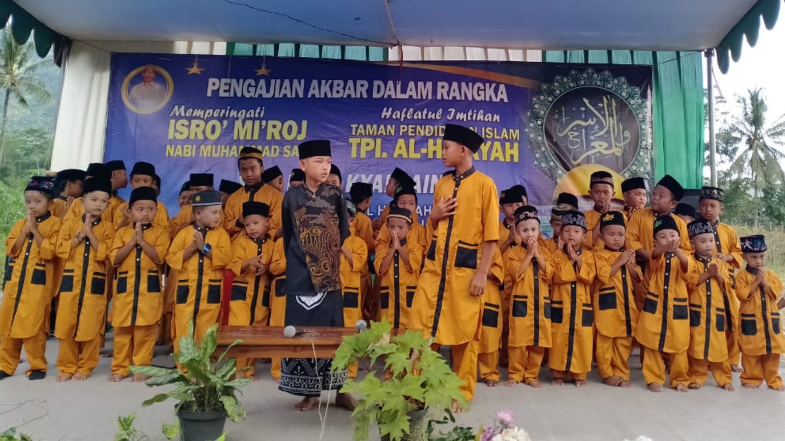 Santri Musala Al-Hidayah saat tampil diatas pentas. (Foto: Zainul Hasan - ZONA INDONESIA)