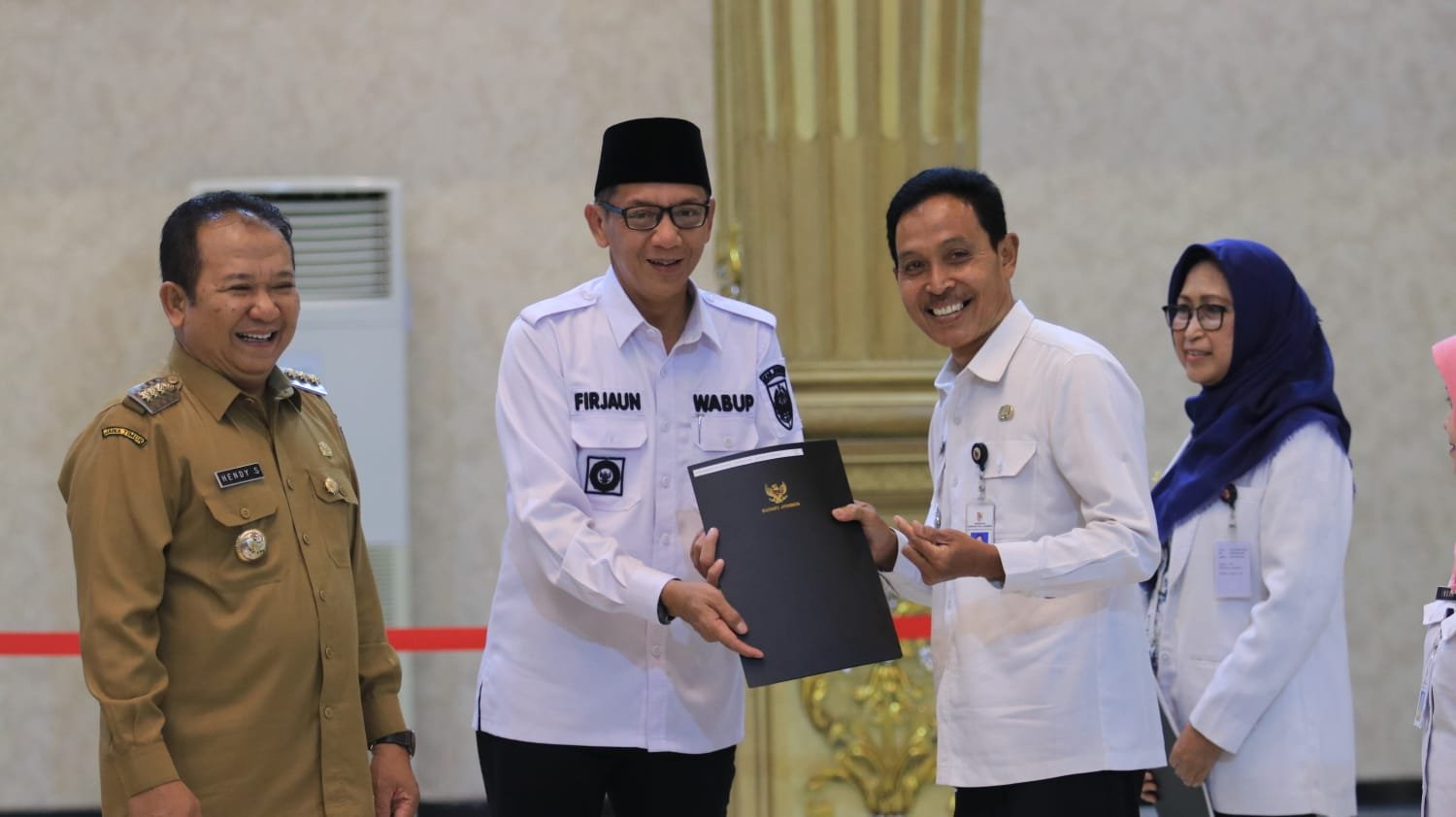 Wakil Bupati Jember, MB Firjaun Barlaman, memberikan SK kepada salah seorang PNS purna tugas. (Foto: Diskominfo Jember)