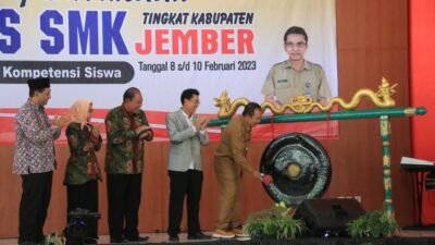 Bupati Jember Hendy Siswanto, memukul Gong tanda diresmikannya kegiatan LKS. (Foto: Diskominfo Jember - ZONA INDONESIA)