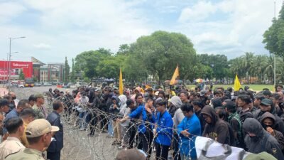 Sekda Arief Tyahyono terlihat menemui ratusan mahasiswa. (Foto: Istimewa - ZONA INDONESIA)