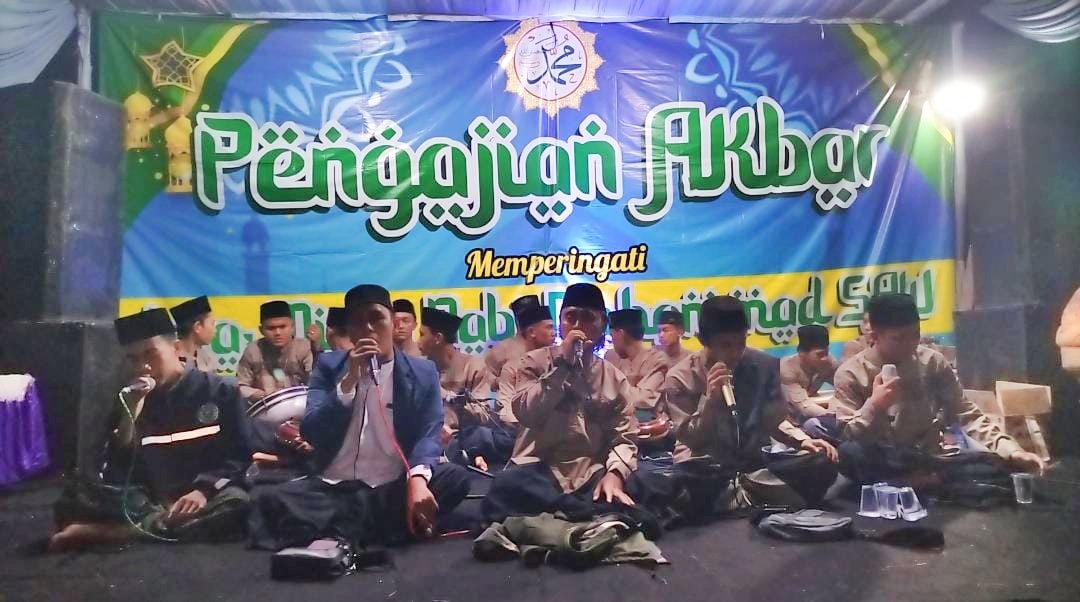 Jemaah Hadrah saat bersholawat dalam Pengajian Akbar Isra Mikraj Nabi Muhammad SAW di Desa Lampeji. (Foto : Ary Wahyudi for ZONA INDONESIA)