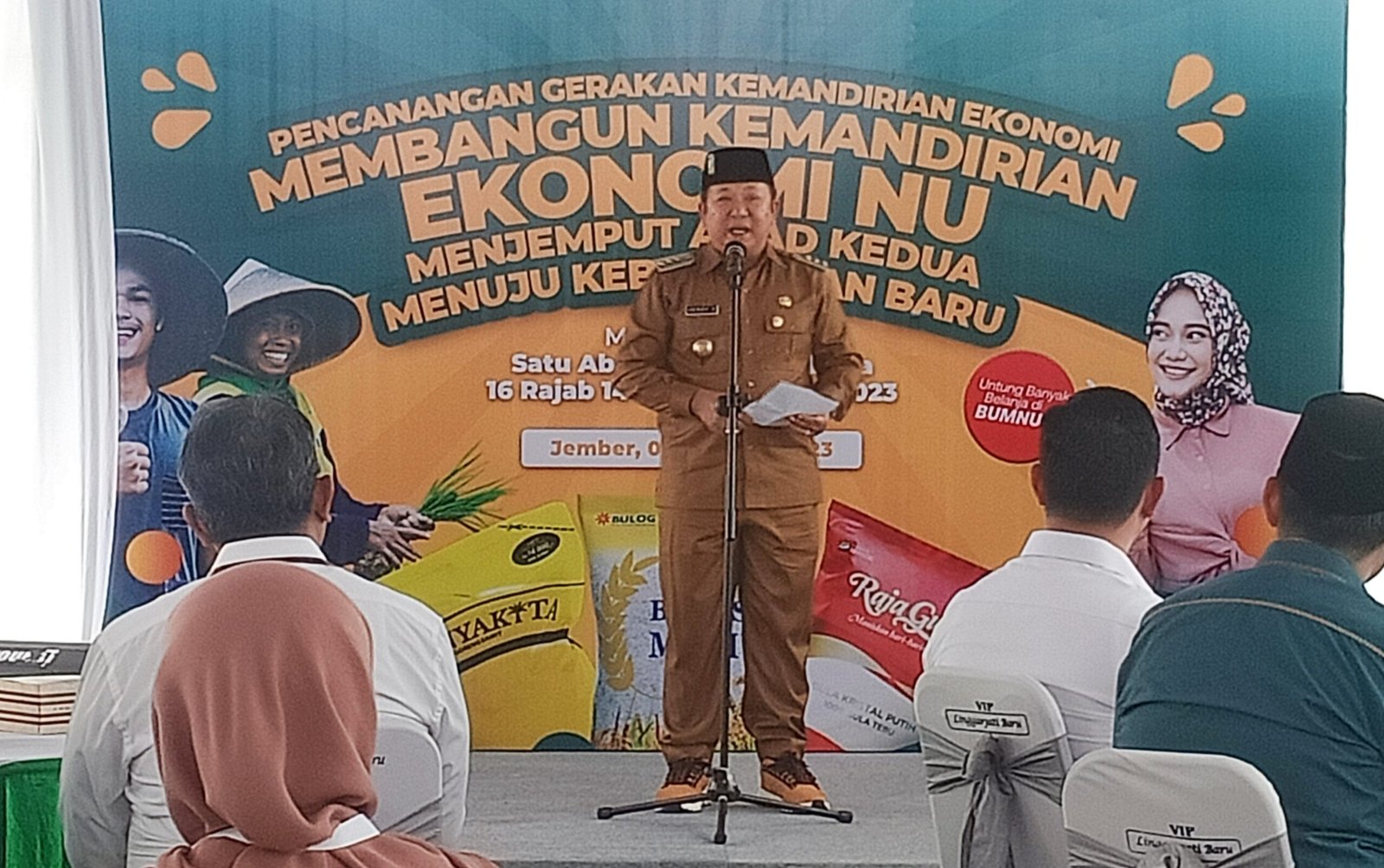 Bupati Jember Hendy Siswanto, menyampaikan sambutan dalam acara pencanangan ekonomi NU. (Foto: Zainul Hasan - ZONA INDONESIA)