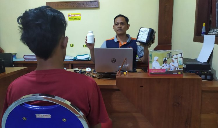 TR saat dimintai keterangan oleh Polisi. (Foto: Humas Polres Jember - ZONA INDONESIA)