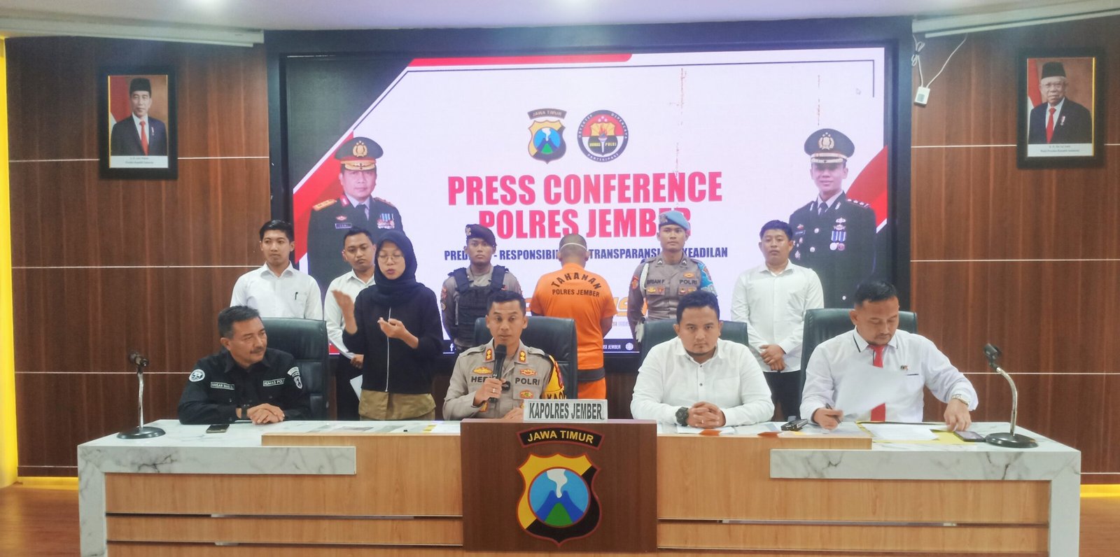 Kapolres Jember, AKBP Hery Purnomo, saat Press Conference tentang berita hoaks penculikan anak. (Foto: Zainul Hasan - ZONA INDONESIA)