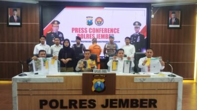 Kapolres Jember, AKBP Hery Purnomo, menunjukkan barang bukti dalam Press Conference. (Foto: Zainul Hasan - ZONA INDONESIA)