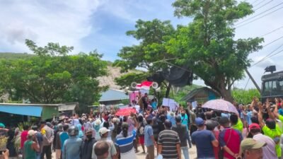 Ratusan Warga Puger Gelar Demonstrasi di Area Gunung Sadeng