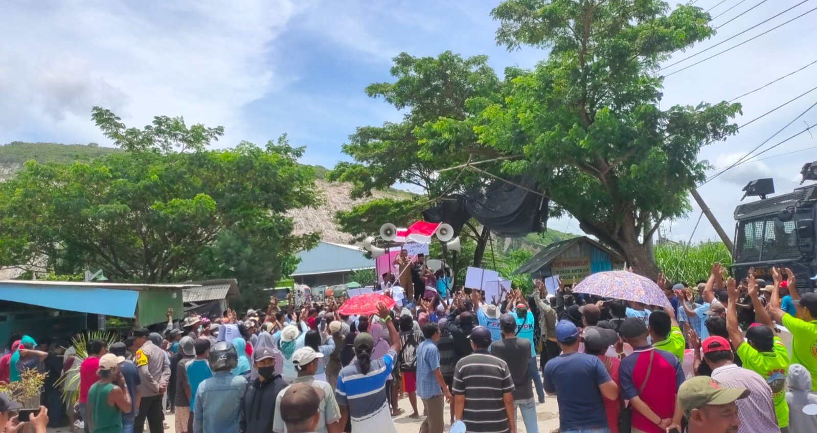Warga berdemo di lokasi Gunung Sadeng. (Foto: Istimewa - ZONA INDONESIA)