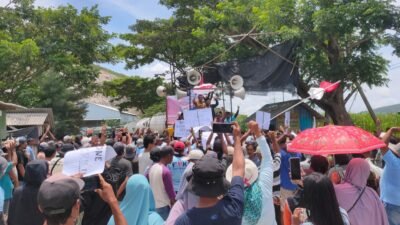 Kepala Desa Grenden, Suyono, saat orasi di tengah-tengah demonstran. (Foto: Istimewa - ZONA INDONESIA)