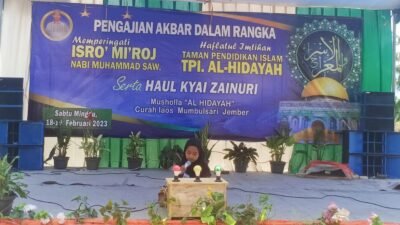 Salah seorang santri saat tampil dalam lomba Tartil Al-Qur'an di Musala Al-Hidayah. (Foto: Zainul Hasan - ZONA INDONESIA)