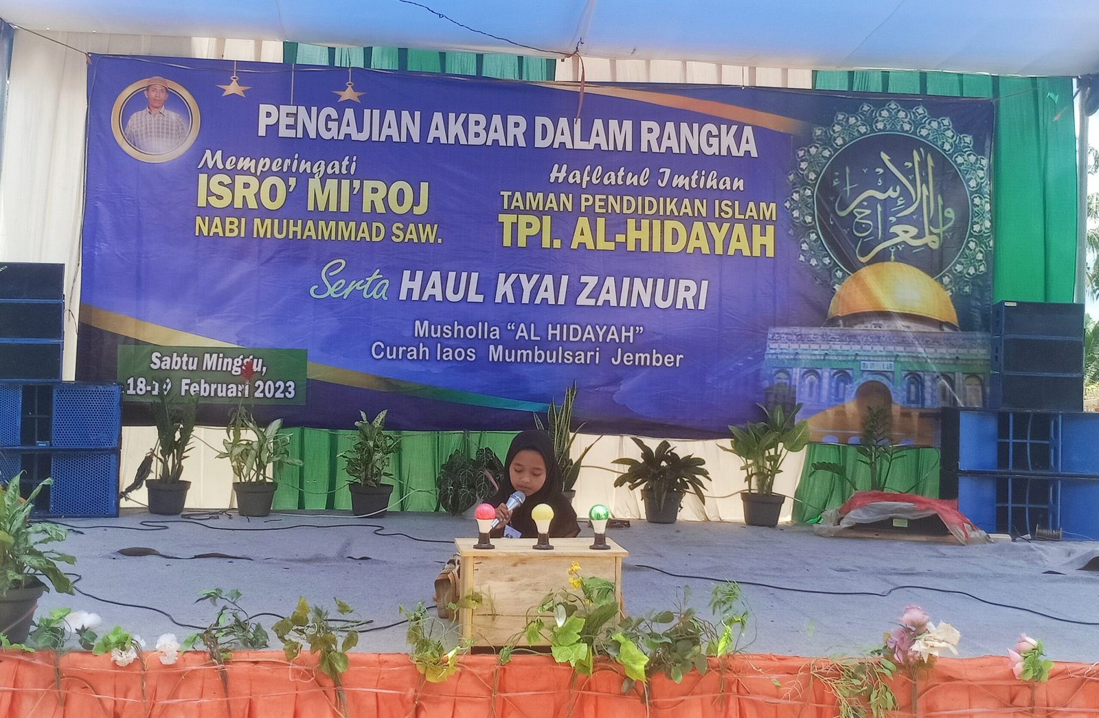 Salah seorang santri saat tampil dalam lomba Tartil Al-Qur'an di Musala Al-Hidayah. (Foto: Zainul Hasan - ZONA INDONESIA)