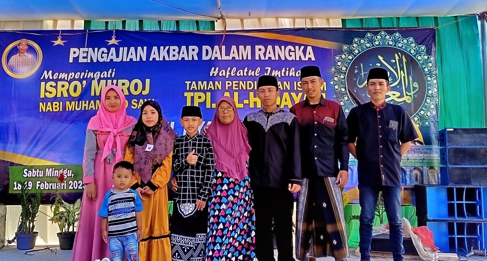 Keluarga Besar Pengasuh Musala Al-Hidayah. (Foto: Zainul Hasan - ZONA INDONESIA)