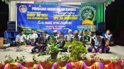 Hadrah Muhibbul Mustofa dari Desa Karang Kedawung saat tampil di acara Pengajian Isra Mikraj Nabi Muhammad SAW di Desa Lampeji. (Foto: Zainul Hasan - ZONA INDONESIA)
