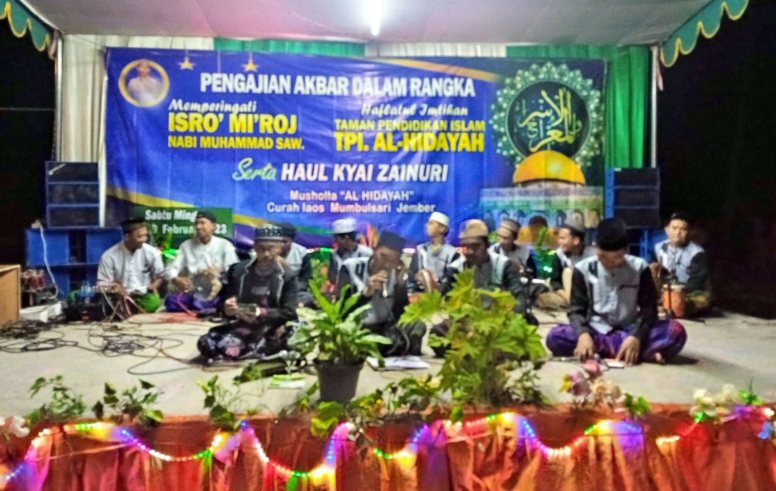 Hadrah Muhibbul Mustofa dari Desa Karang Kedawung saat tampil di acara Pengajian Isra Mikraj Nabi Muhammad SAW di Desa Lampeji. (Foto: Zainul Hasan - ZONA INDONESIA)