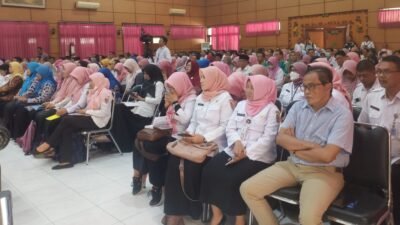 Ratusan kepala sekolah saat mengikuti sosialisasi di Aula Dinas Kemendikbud. (Foto: Istimewa - ZONA INDONESIA)
