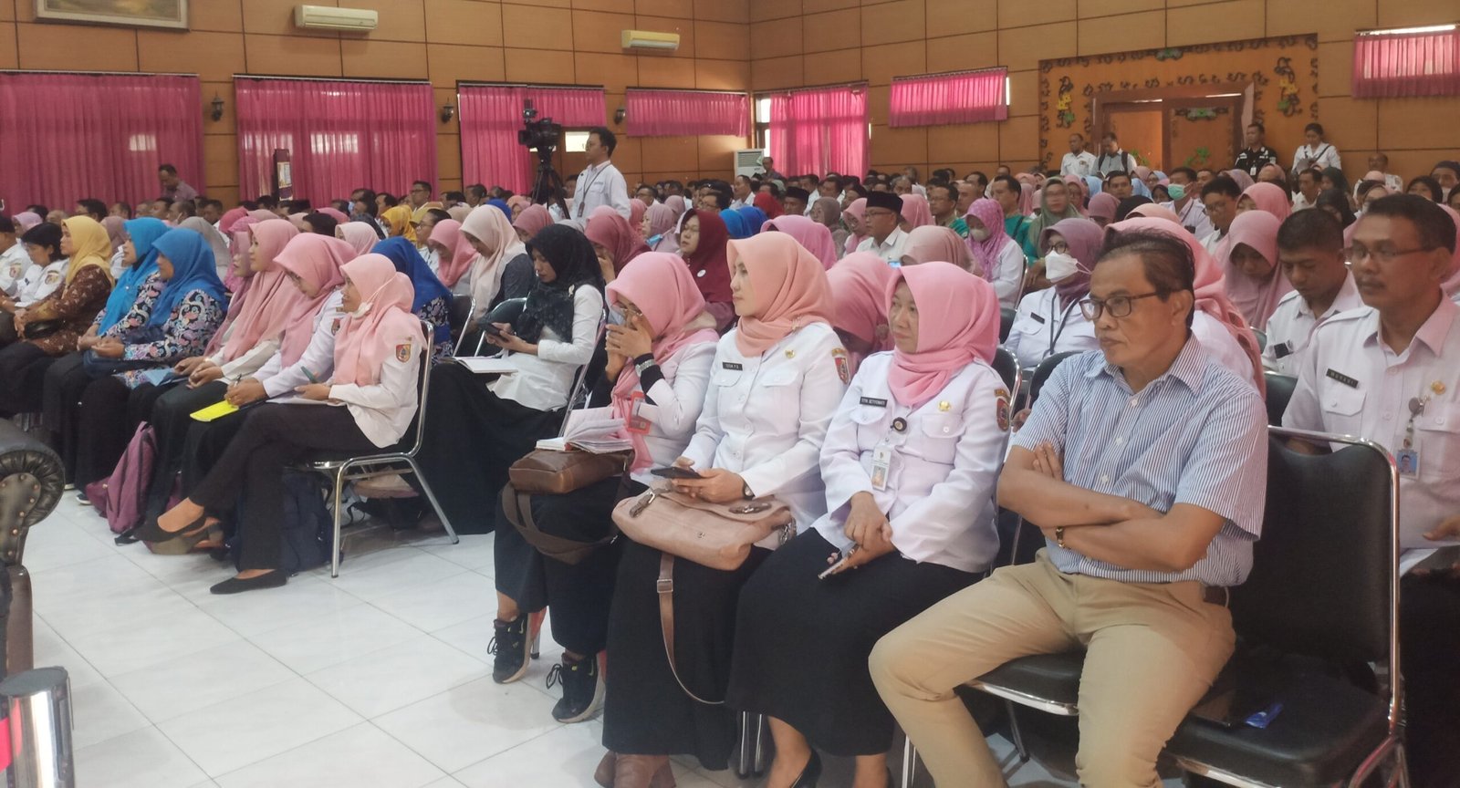 Ratusan kepala sekolah saat mengikuti sosialisasi di Aula Dinas Kemendikbud. (Foto: Istimewa - ZONA INDONESIA)