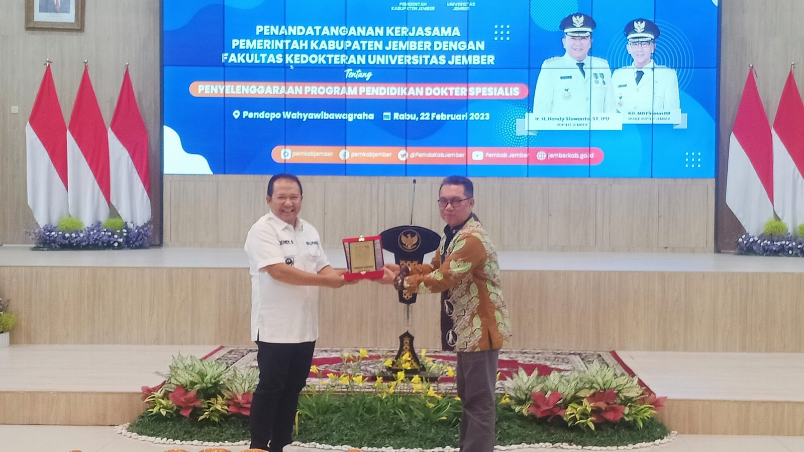 Bupati Jember Hendy Siswanto, memberikan cinderamata kepada Wakil Rektor III Unej, Bambang Kusnadi. (Foto: Zainul Hasan - ZONA INDONESIA)