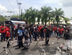 Puluhan Buruh Pabrik Tripleks di Jember Ngadu ke Bupati Sambil Ancam Bakal Tutup Jalan