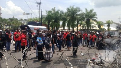 Pembina GBMB, Dwiagus Budianto, saat orasi dalam Aksi 272 di depan Pendapa Wahyawibawagraha. (Foto: Zainul Hasan - ZONA INDONESIA)