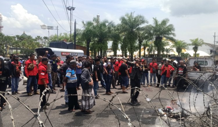 Pembina GBMB, Dwiagus Budianto, saat orasi dalam Aksi 272 di depan Pendapa Wahyawibawagraha. (Foto: Zainul Hasan - ZONA INDONESIA)