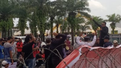 Peserta Aksi 272 di depan Pendapa Wahyawibawagraha. (Foto: Teamwork - ZONA INDONESIA)