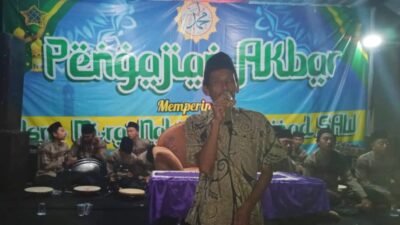 Kepala Desa Lampeji, Ary Wahyudi, saat memberikan sambutan dalam Pengajian Isra Mikraj Nabi Muhammad SAW. (Foto: Zainul Hasan - ZONA INDONESIA)