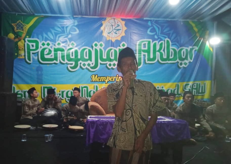 Kepala Desa Lampeji, Ary Wahyudi, saat memberikan sambutan dalam Pengajian Isra Mikraj Nabi Muhammad SAW. (Foto: Zainul Hasan - ZONA INDONESIA)