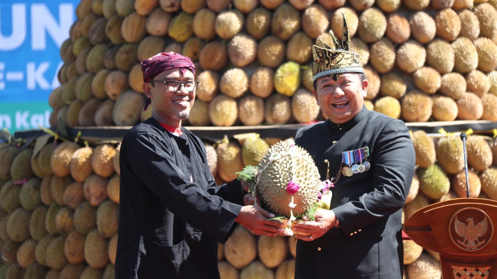 Bupati Jember Hendy Siswanto, menunjukkan Durian Lokal. (Foto: Istimewa - ZONA INDONESIA)