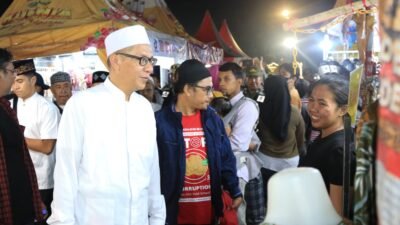 Wakil Bupati Jember, MB Firjaun Barlaman, saat meninjau Pasar Murah di Alun-Alun Kota. (Foto: Diskominfo Jember - ZONA INDONESIA)