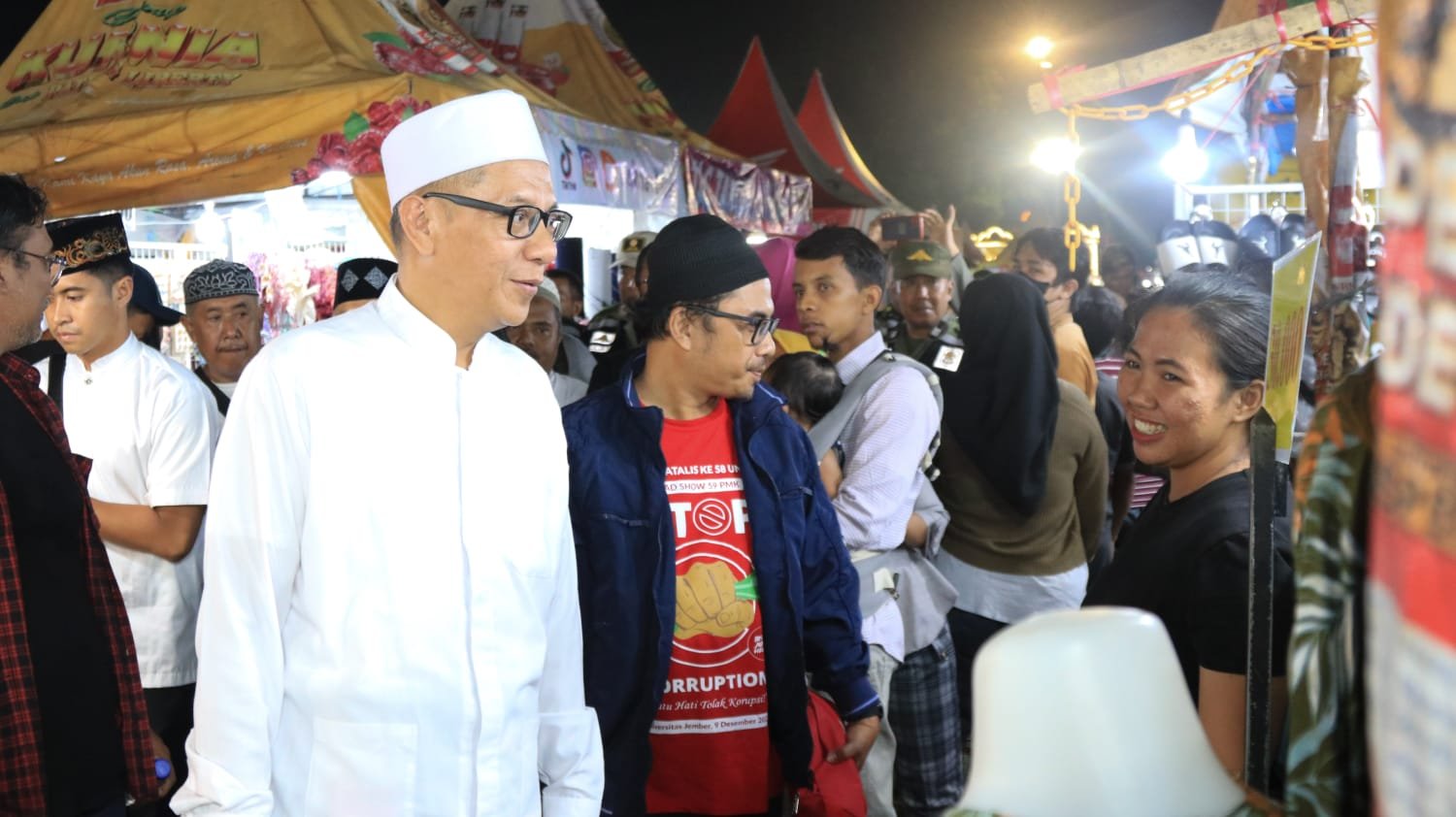Wakil Bupati Jember, MB Firjaun Barlaman, saat meninjau Pasar Murah di Alun-Alun Kota. (Foto: Diskominfo Jember - ZONA INDONESIA)