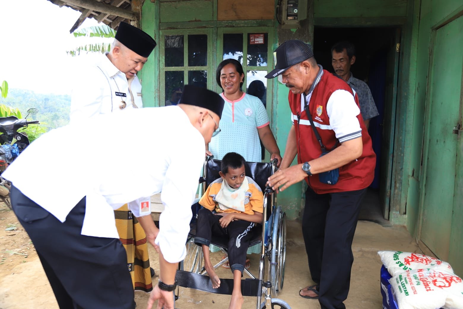 Bupati Jember Hendy Siswanto, saat mengunjungi Difabel di Kecamatan Silo. (Foto: Diskominfo Jember - ZONA INDONESIA)