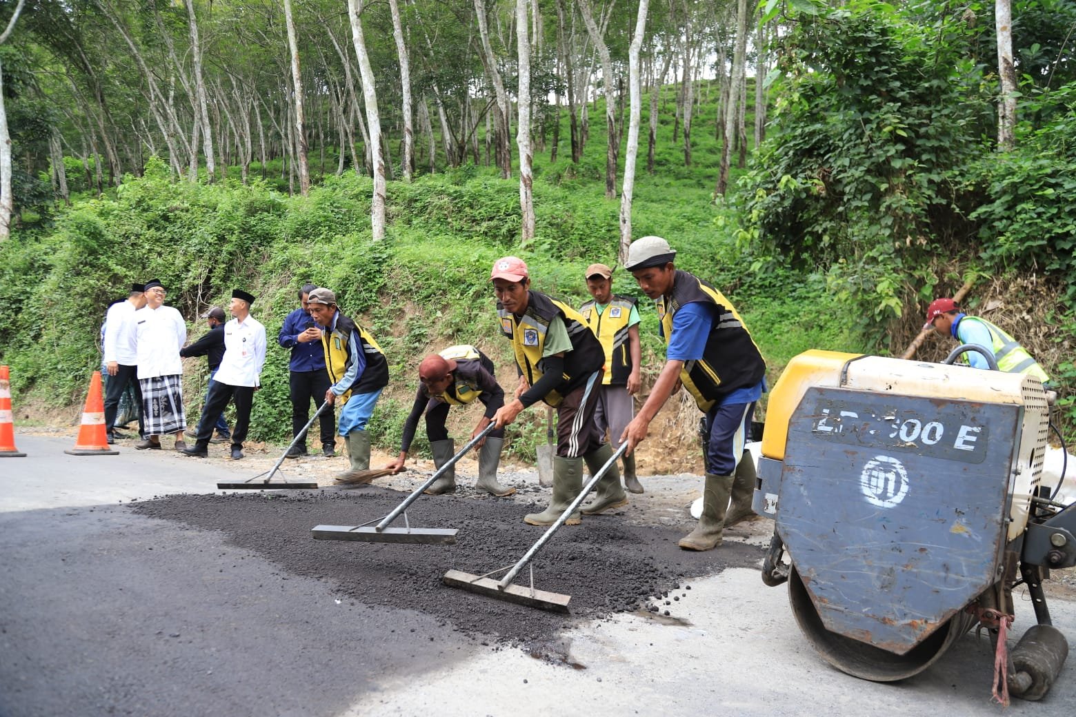 Bupati Jember Hendy Siswanto, saat meninjau perbaikan infrastruktur jalan di Kecamatan Silo. (Foto: Diskominfo Jember - ZONA INDONESIA)