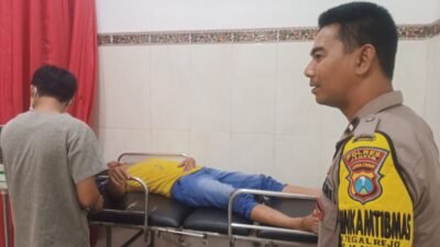 Babinkamtibmas Kecamatan Mayang saat melakukan visum pada Zaenullah di UGD Puskesmas Mayang. (Foto: Teamwork - ZONA INDONESIA)
