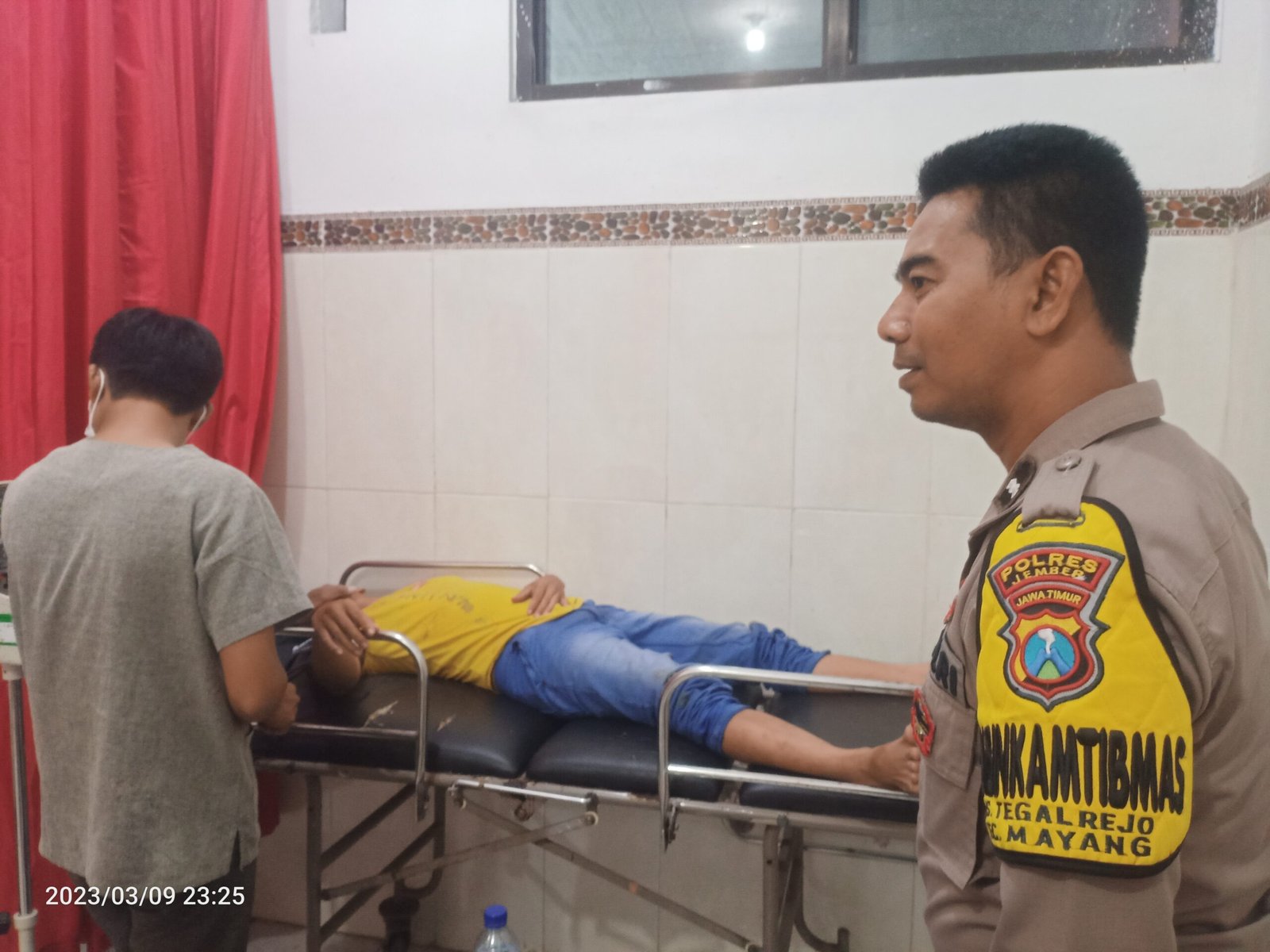 Babinkamtibmas Kecamatan Mayang saat melakukan visum pada Zaenullah di UGD Puskesmas Mayang. (Foto: Teamwork - ZONA INDONESIA)