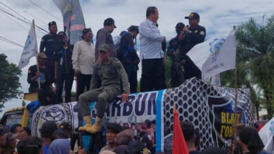 Bupati Jember Hendy Siswanto, saat menemui puluhan buruh di depan Pendapa Wahyawibawagraha, Rabu (1/3/2023). (Foto: Istimewa - ZONA INDONESIA)