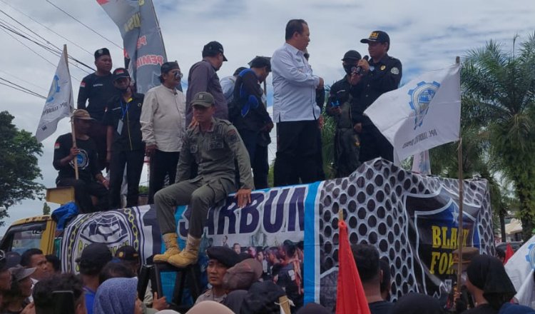 Bupati Jember Hendy Siswanto, saat menemui puluhan buruh di depan Pendapa Wahyawibawagraha, Rabu (1/3/2023). (Foto: Istimewa - ZONA INDONESIA)