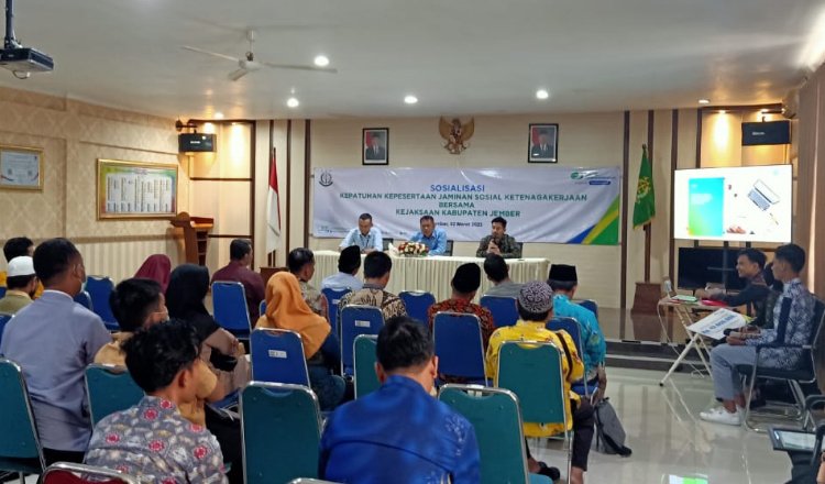 Kejari Jember bersama BPJS Ketenagakerjaan dalam acara Sosialisasi Program BPJS ketenagakerjaan di Aula Kejari Jember, Kamis (2/3/2023). (Foto: BPJS Ketenagakerjaan -ZONA INDONESIA)
