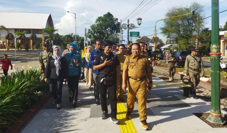 Bupati Jember Hendy Siswanto, saat meninjau Kampung Kreatif JFC di RTH Arjasa pada Senin, 6 Maret 2023. (Foto: Diskominfo Jember - ZONA INDONESIA)