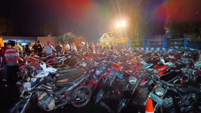 124 motor yang terjaring razia balap liar diamankan di Lapangan Satlantas Polres Jember. (Foto: Humas Polres Jember - ZONA INDONESIA)