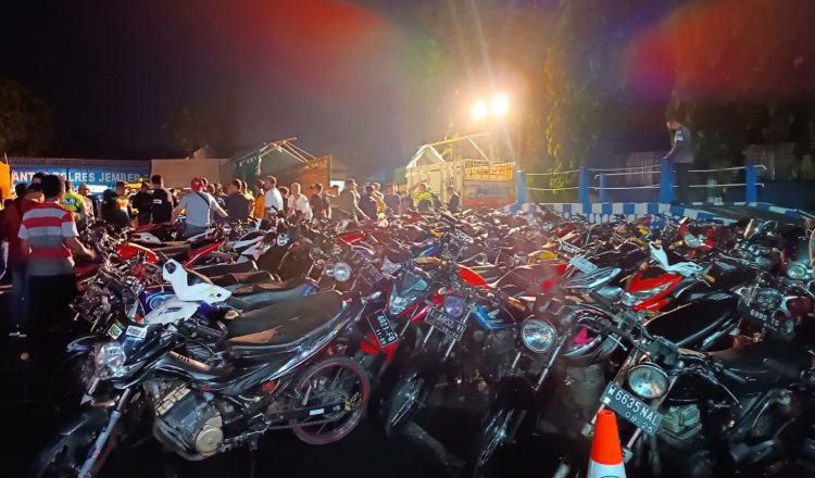 124 motor yang terjaring razia balap liar diamankan di Lapangan Satlantas Polres Jember. (Foto: Humas Polres Jember - ZONA INDONESIA)