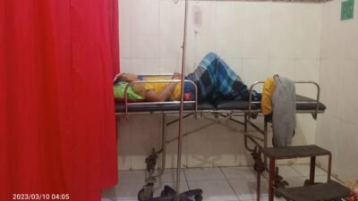 Zaenullah, menjalani perawatan di UGD Puskesmas Mayang. (Foto: Teamwork - ZONA INDONESIA)