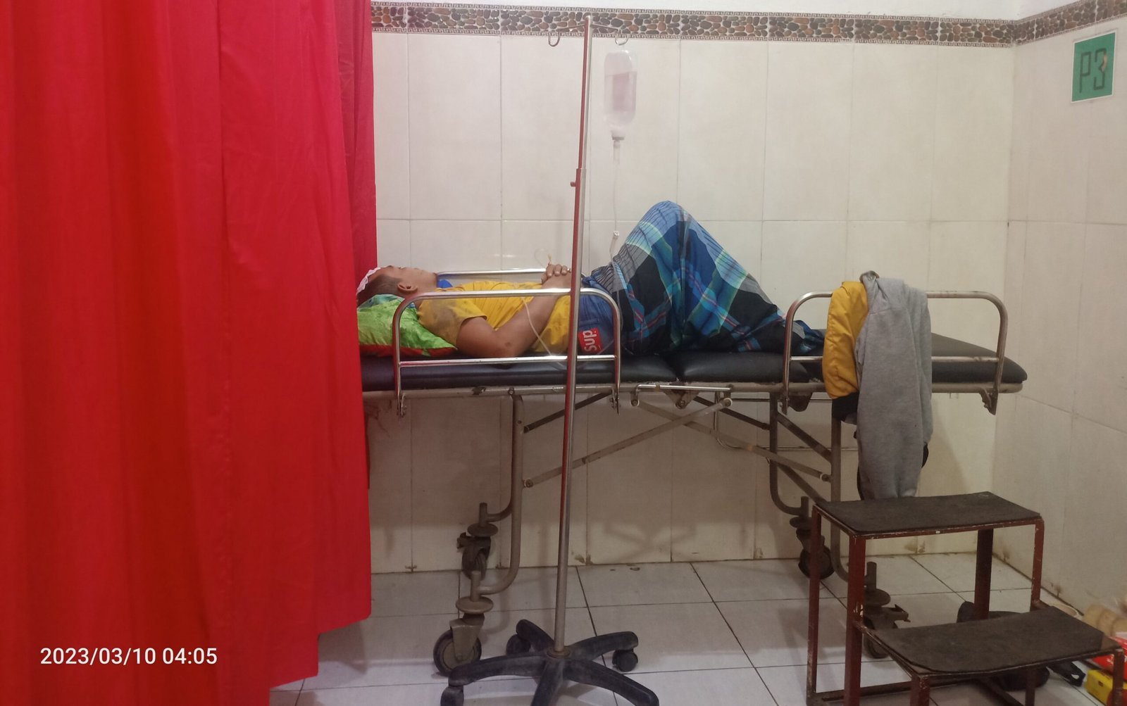 Zaenullah, menjalani perawatan di UGD Puskesmas Mayang. (Foto: Teamwork - ZONA INDONESIA)