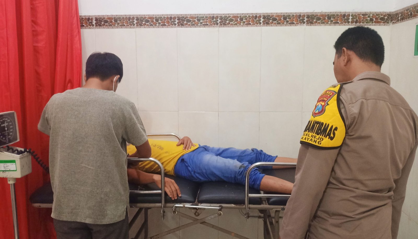 Anggota Polsek Mayang saat mendatangi Zaenullah, Jumat (10/3/2023) sekitar pukul 00.30 WIB. (Foto: Teamwork - ZONA INDONESIA)