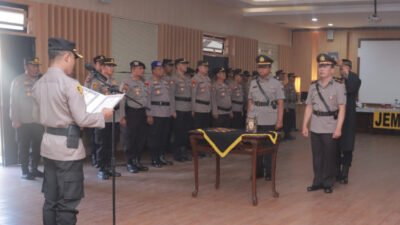 Kapolres Jember AKBP Hery Purnomo, saat membacakan amanatnya kepada AKP Bejul Nasution dan Iptu Sugeng Romdoni. (Foto: Humas Polres Jember - ZONA INDONESIA)