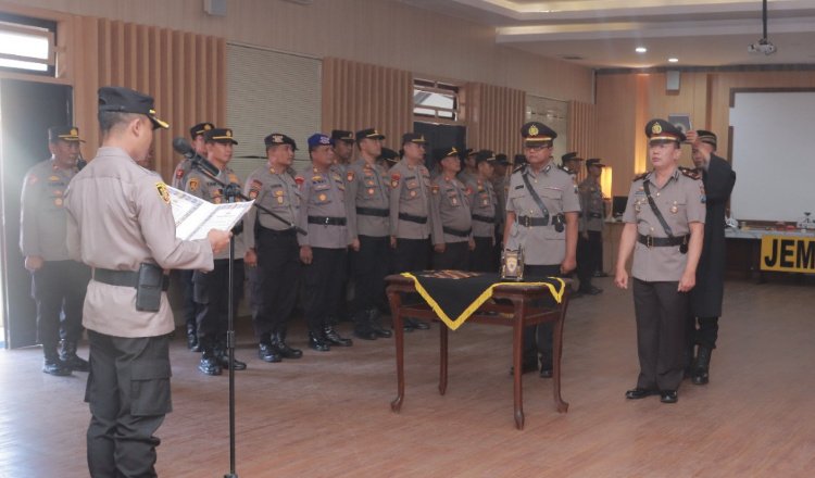 Kapolres Jember AKBP Hery Purnomo, saat membacakan amanatnya kepada AKP Bejul Nasution dan Iptu Sugeng Romdoni. (Foto: Humas Polres Jember - ZONA INDONESIA)