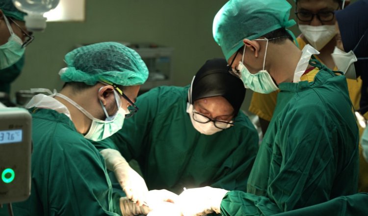 Proses Proctorship Operasi Kasus Keganasan Urologi di RSD dr Soebandi. (Foto: Istimewa - ZONA INDONESIA)