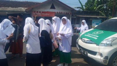 Peserta Puja PP Salafiyah Syafi'iyah Sukorejo, saat tiba di Alun-alun Mayang. (Foto: Istimewa - ZONA INDONESIA)